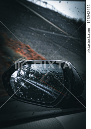 雨水和後視鏡 128942431
