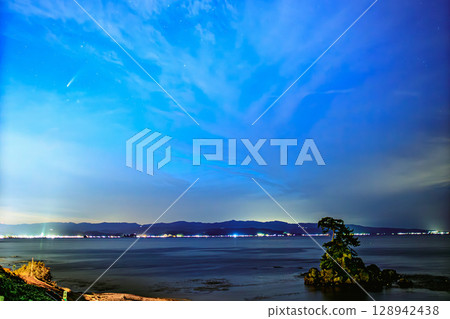 Comet Nishimura shining on the starry beach – Amaharashi Beach, Toyama 128942438
