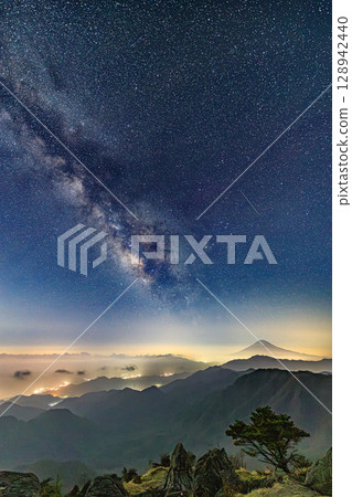 繁星點點的天空和富士山的夢幻輪廓 128942440