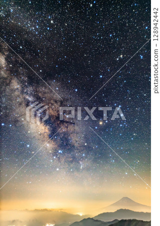 A mystical collaboration between the clear starry sky and Mt. Fuji 128942442