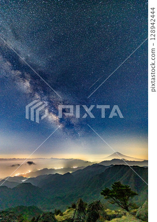 A fantastic night view of Mt. Fuji and the Milky Way A fantastic night view of Mt. Fuji and the Milky Way 128942444