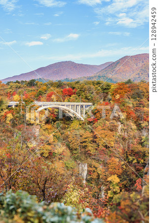 The spectacular view of Naruko Gorge as it turns red with the autumn breeze The spectacular view of Naruko Gorge as it turns red with the autumn breeze 128942459