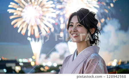 夏夜空中的煙火和身著浴衣的微笑女子 夏夜空中的煙火和身著浴衣的微笑女子 128942568