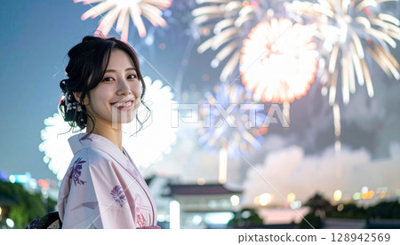 夏夜空中的煙火和身著浴衣的微笑女子 夏夜空中的煙火和身著浴衣的微笑女子 128942569