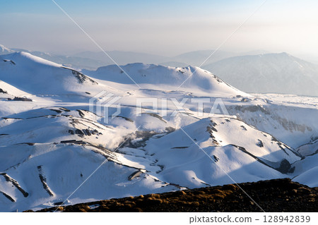 夕陽染紅的地獄谷和彌陀原:雪季餘暉中攀登北阿爾卑斯山的立山和別山 夕陽染紅的地獄谷和彌陀原:雪季餘暉中攀登北阿爾卑斯山的立山和別山 128942839