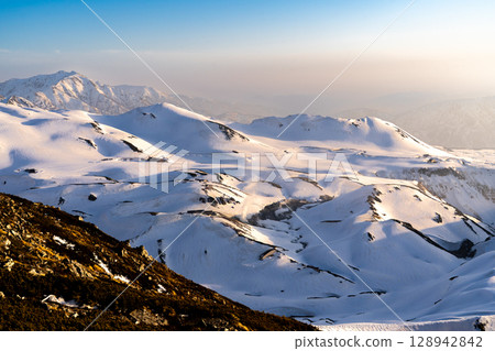 夕陽染紅的藥師山和室堂平山－雪季餘暉中攀登北阿爾卑斯山立山和別山 128942842