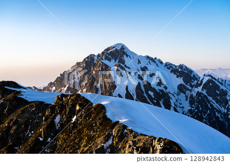 夕陽染紅的劍山（從劍禦前眺望） 攀登積雪未盡的北阿爾卑斯立山和別山 128942843