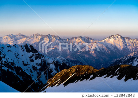夕陽染紅的後立山山脈(從劍禦前眺望) 攀登積雪未盡的北阿爾卑斯立山和別山 夕陽染紅的後立山山脈(從劍禦前眺望) 攀登積雪未盡的北阿爾卑斯立山和別山 128942848