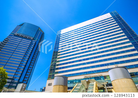 Tokyo cityscape in Japan, overlooking Shinagawa Station and office buildings (July 26, 2025) 128943113