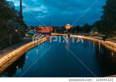 [芬蘭坦佩雷]坦佩雷大學附近的科斯基普伊斯托公園夜景 128943181