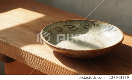 日式陶瓷盤和木桌上閃耀的自然光_1 日式陶瓷盤和木桌上閃耀的自然光_1 128943589