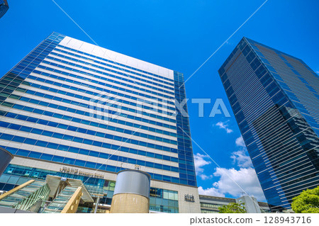 Tokyo cityscape in Japan, overlooking Shinagawa Station and office buildings (July 26, 2025) 128943716