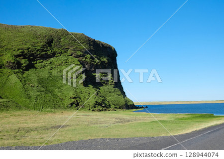 View of Iceland's mountain and lakes 128944074