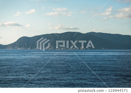 【東京九州渡輪開往真由新門司號，從高知縣沖之島外海起航】 128944571