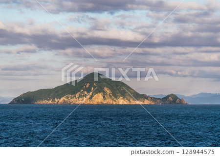 [Tokyo Kyushu Ferry bound for Mayu Shinmoji sails off the coast of Kochi Prefecture to Ukurushima] 128944575