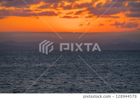 [Tokyo Kyushu Ferry bound for Mayu Shinmoji Port: Sunset off the coast of Uwajima] 128944578