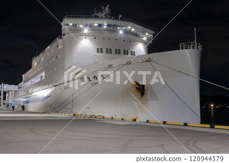 [Tokyo Kyushu Ferry arrives at Mayu Shinmoji Port] 128944579