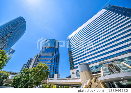 Tokyo cityscape in Japan, overlooking Shinagawa Station and office buildings (July 26, 2025) 128944580