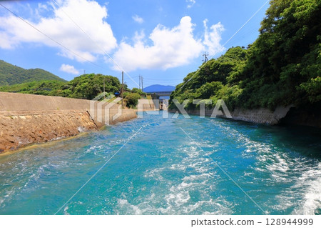 [Shimane Prefecture] Funebiki Canal on a clear day (Nishinoshima, Oki Islands) 128944999