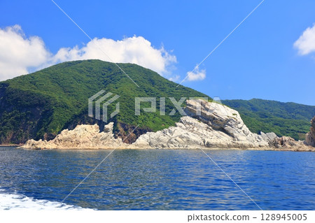 [島根縣] 從國賀觀光船上眺望的龜島（隱岐諸島西之島） 128945005