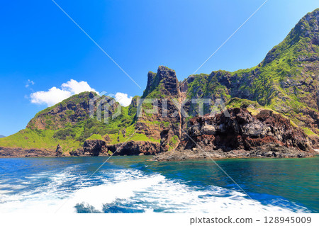 [Shimane Prefecture] Onigashima Island (Nishinoshima, Oki Islands) as seen from the Kuniga Tour Regular Tour Boat 128945009