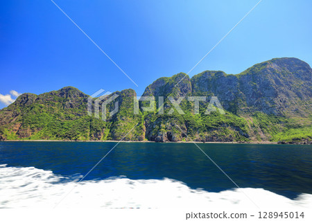 [Shimane Prefecture] Matengai Cliffs as seen from the Kuniga Tourist Boat (Nishinoshima, Oki Islands) 128945014