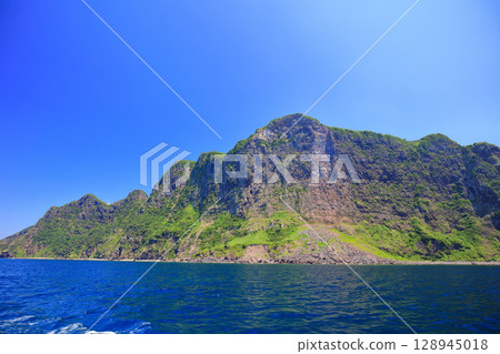 [Shimane Prefecture] Matengai Cliffs as seen from the Kuniga Tourist Boat (Nishinoshima, Oki Islands) 128945018