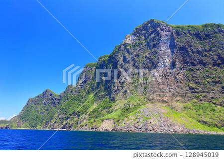 [Shimane Prefecture] Matengai Cliffs as seen from the Kuniga Tourist Boat (Nishinoshima, Oki Islands) 128945019