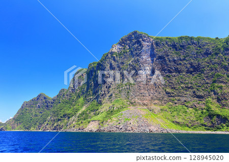 [島根縣] 從國賀觀光船上眺望摩天崖（隱岐諸島西之島） 128945020
