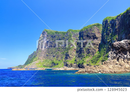 [Shimane Prefecture] Matengai Cliffs as seen from the Kuniga Tourist Boat (Nishinoshima, Oki Islands) 128945023
