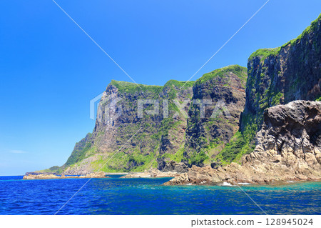 [島根縣] 從國賀觀光船上眺望摩天崖（隱岐諸島西之島） 128945024