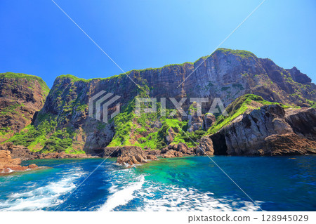 [Shimane Prefecture] Kuniga Coast as seen from a regular sightseeing boat around Kuniga (Nishinoshima, Oki Islands) 128945029