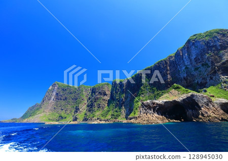 [島根縣] 從國賀（隱岐諸島西之島）的定期觀光船上眺望國賀海岸 128945030