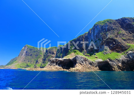 [Shimane Prefecture] Kuniga Coast as seen from a regular sightseeing boat around Kuniga (Nishinoshima, Oki Islands) 128945031