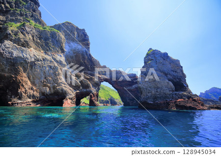 [Shimane Prefecture] Kuniga Coast as seen from a regular sightseeing boat around Kuniga (Nishinoshima, Oki Islands) 128945034