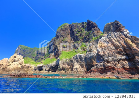 [島根縣] 從國賀（隱岐諸島西之島）的定期觀光船上眺望國賀海岸 128945035