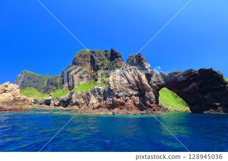 [Shimane Prefecture] Kuniga Coast as seen from a regular sightseeing boat around Kuniga (Nishinoshima, Oki Islands) 128945036