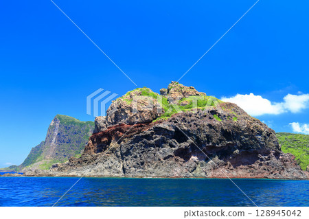 [Shimane Prefecture] Kuniga Coast as seen from a regular sightseeing boat around Kuniga (Nishinoshima, Oki Islands) 128945042