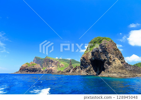 [島根縣] 從國賀（隱岐諸島西之島）的定期觀光船上眺望國賀海岸 128945048