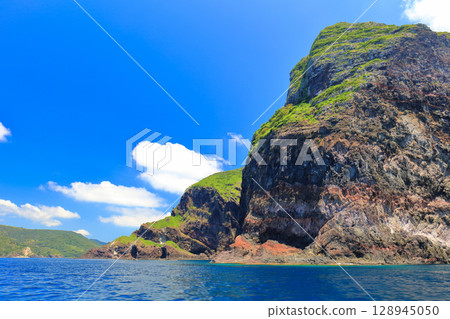 [島根縣] 從國賀（隱岐諸島西之島）的定期觀光船上眺望國賀海岸 128945050