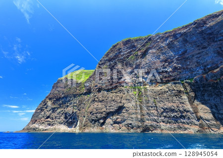 [Shimane Prefecture] Kuniga Coast as seen from a regular sightseeing boat around Kuniga (Nishinoshima, Oki Islands) 128945054