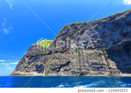 [Shimane Prefecture] Kuniga Coast as seen from a regular sightseeing boat around Kuniga (Nishinoshima, Oki Islands) 128945055