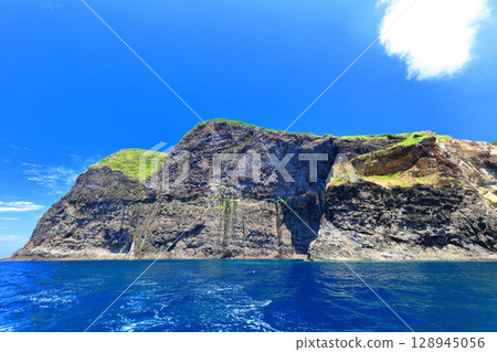 [Shimane Prefecture] Kuniga Coast as seen from a regular sightseeing boat around Kuniga (Nishinoshima, Oki Islands) 128945056