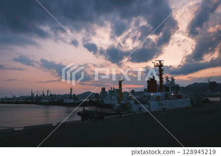 [Port Island] Beautiful sunset and work boats 128945219