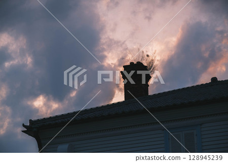 [Port Island] Beautiful sunset sky and nostalgic roofs of buildings 128945239