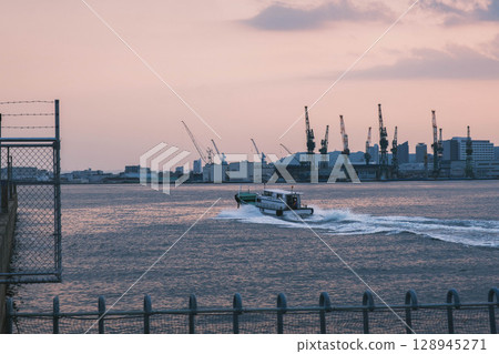 [Port Island] A dashing boat 128945271