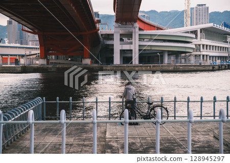 【港島】橋下看日落的人們 128945297