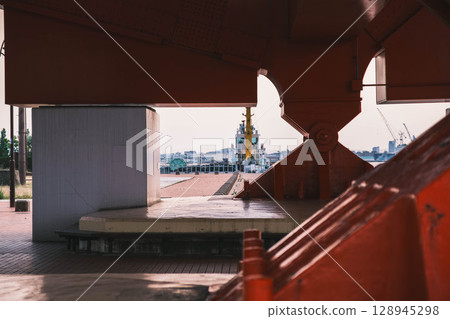 【港島】紅色橋下隱約可見的船隻 128945298