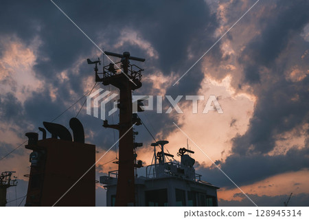 [Port Island] Working boats and a beautiful sunset sky 128945314