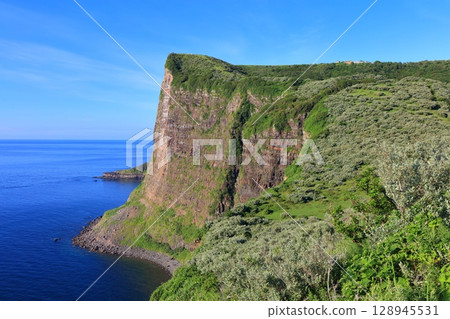 [Shimane Prefecture] Matengai Cliffs on Kuniga Coast on a clear day (Nishinoshima, Oki Islands) 128945531
